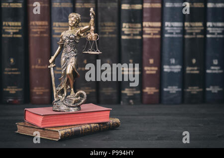 Recht und Gerechtigkeit, der Gerechtigkeit, der Justitia, Dame, Justiz, Recht, Gesetz Bücher im Hintergrund. Stockfoto