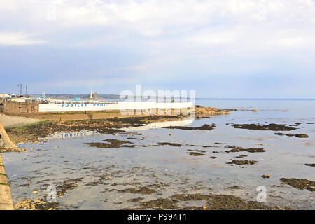 Jubiläum Pool, Art Deco Lido von der Promenade, Penzance, Cornwall, England, Großbritannien. Stockfoto