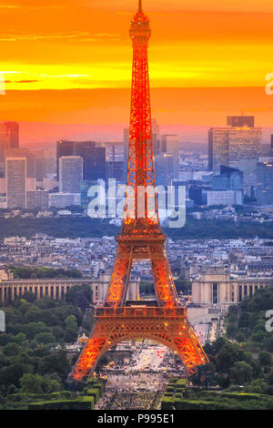 Paris, Frankreich, 30. Juni 2017: Nahaufnahme von Tour Eiffel im Sonnenuntergang Himmel von der Panoramaterrasse des Tour Montparnasse. Französische Hauptstadt. Luftaufnahme der Pariser Skyline, beliebtes Reiseziel. Vertikale. Stockfoto