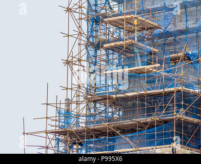 Closeup Schuß eines Gerüsts auf einem historischen Gebäude in Prag gesehen Stockfoto