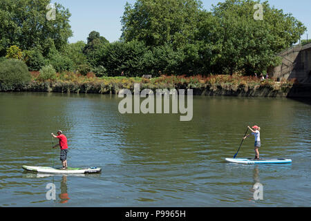 Zwei Paddel Boarder auf der Themse in der Nähe upon Thames, Surrey nach Richmond, England Stockfoto