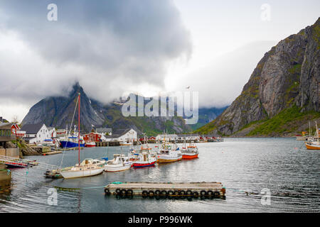 Reine, Norwegen - 21.06.2018: Reine Fischerdorf auf der Lofoten, Norwegen Stockfoto
