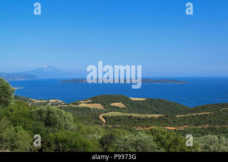 Schönen Sommer Meer Landschaft mit Blick auf die Insel Amouliani und den Berg Athos. Chalkidiki, Griechenland. Stockfoto