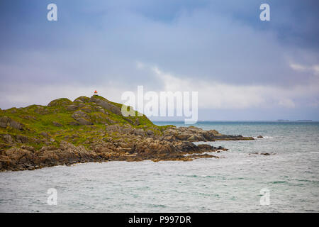 Leuchtturm neben Rambergstranda Strand, Lofoten, Norwegen Stockfoto