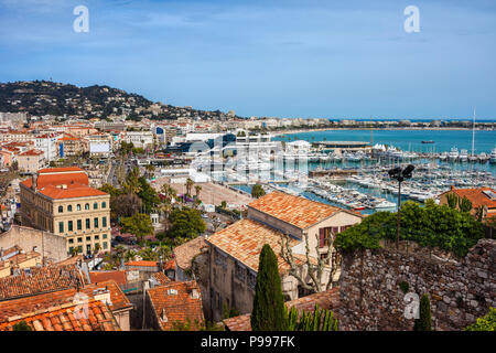 Stadt Cannes in Frankreich, Le Vieux Port an der Französischen Riviera am Mittelmeer Stockfoto