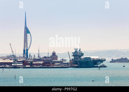 Der Royal Navy, die neueste und größte Kriegsschiff, HMS Queen Elizabeth neben an der Royal Navy Base in Portsmouth Hafen unter dem Schatten der Spinna Stockfoto