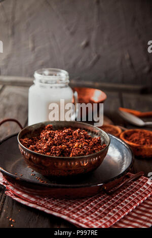 Gesundes Frühstück. Müsli mit Kakao und Milch. Mandelmilch mit Getreide Stockfoto