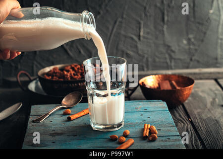 Gesundes Frühstück. Müsli mit Kakao und Milch. Milch Glas und Flasche Stockfoto