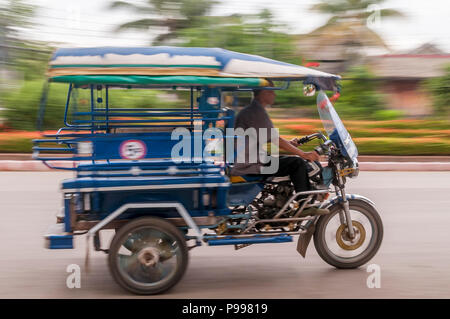 Panning von einem Tuk Tuk in Bewegung auf den Straßen von Luang Prabang, Laos Stockfoto
