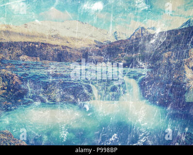 Pools und Wasserfälle in bewölkten Tag in Schottland. Kaltes Wasser fallen von Schritte von scharfen riesigen Felsen. Hipster Filter. Stockfoto