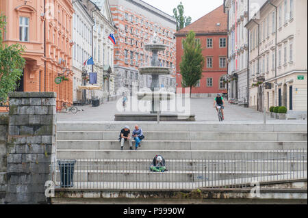 Der Brunnen bei Novi Trg durch den Fluss Ljubljanica in der Stadt Ljubljana, Slowenien. Stockfoto