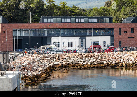 Fahrzeuge aufgereiht warten die Arran Fähre am neuen Passagierterminals am Brodick, Isle of Arran. Boulder Barriere/riprap/rock Rüstung Stockfoto