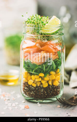 Salat in einem Marmeladenglas Stockfoto