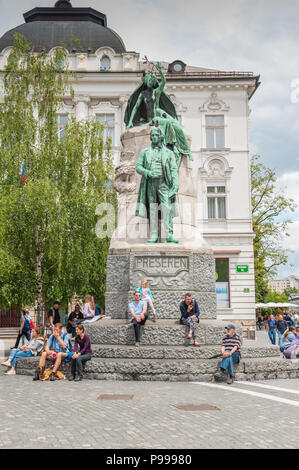 Eine Statue von France Preseren auf Prešerenplatz durch den Fluss Ljubljanica in der Stadt Ljubljana, Slowenien. Stockfoto