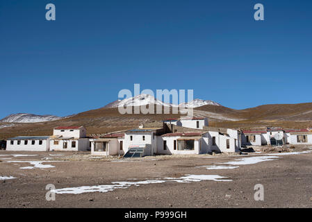 Die winterliche Landschaft des Laguna Cañapa (Cañapa salt lake) und seine kleine Gruppe von weißen Häusern. Potosí in Bolivien. Stockfoto