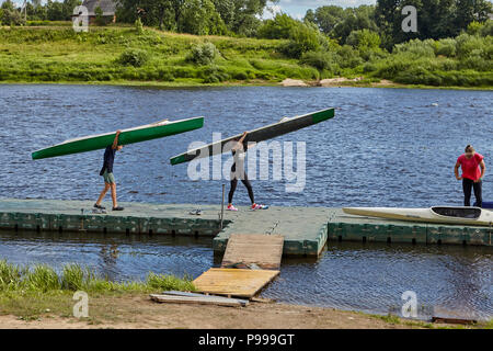 Polotsk, Belarus - Juli 6, 2018: Junge Sportler beendete Ausbildung im Rudern auf Kajaks und Kanus am Fluss Zapadnaya Dvina. Stockfoto