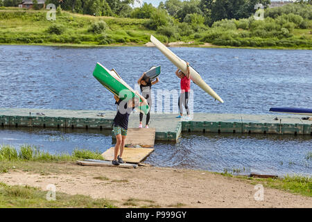 Polotsk, Belarus - Juli 6, 2018: junge kajakfahrer Kajaks fahren an die Küste nach dem Ende eines Trainings zu rudern. Stockfoto