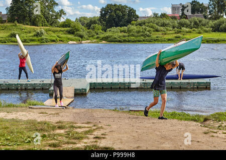 Polotsk, Belarus - Juli 6, 2018: Junger Mann und Mädchen hob Kanu auf den Rücken und trug sie zur Aufbewahrung nach dem Training im Rudern. Stockfoto