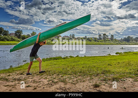 Polotsk, Belarus - Juli 6, 2018: Ein jugendlich Junge ihre Kanus, die auf ihren Schultern nach Kayak slalom. Stockfoto