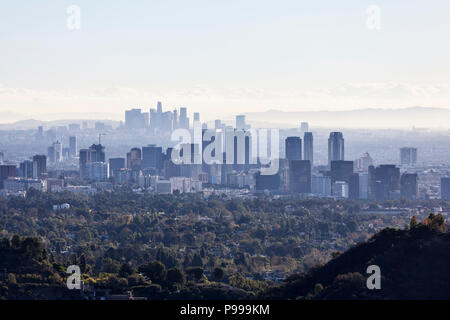 Smoggy Blick Richtung Stadt mit der Innenstadt von Los Angeles im Hintergrund. Stockfoto