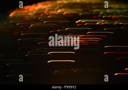 Abstrakte Farbe Hintergrund mit leichten Wanderwegen. Auswirkungen einer langen Exposition. Stockfoto