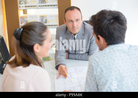 Immobilienmakler übersicht Pläne zu koppeln. Stockfoto