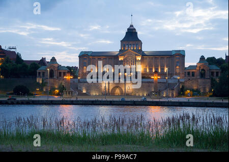 Muzeum Narodowe w Szczecinie (Nationalmuseum in Stettin) auf waly Chrobrego (waly Chrobrego Promenade) in Stettin, Polen. 15. Juni 2018 © wojciech Stockfoto