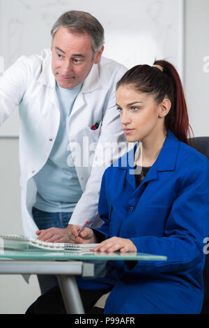Junge Frau an Computer klasse Stockfoto