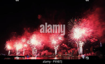 Am 4.Juli Feuerwerk über dem East River in New York City, USA. Stockfoto