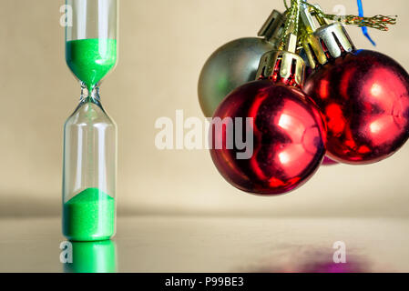 Moderne schönen grünen Sanduhr mit hellen Hintergrund für Kopieren. Sanduhr der Zeit Konzept für Weihnachten oder Neujahr Frist, Dringlichkeit und läuft die Zeit davon. Stockfoto