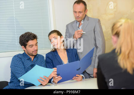 Gruppe von Geschäftsleuten Adressierung Büro Sitzung Stockfoto