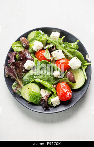 Griechische Feta und Oliven Salat mit Tomaten, Gurken und vinaigrette Dressing Stockfoto