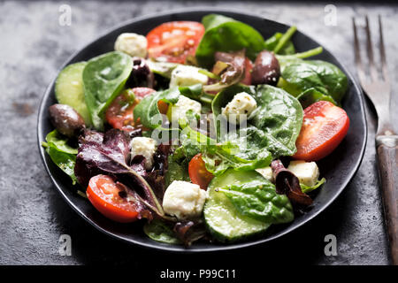 Griechische Feta und Oliven Salat mit Tomaten, Gurken und vinaigrette Dressing Stockfoto