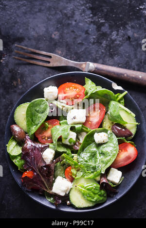 Griechische Feta und Oliven Salat mit Tomaten, Gurken und vinaigrette Dressing Stockfoto