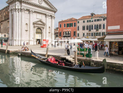 Europa, Italien, Veneto, Venedig. Gondoliere warten auf Touristen am Campo San Barnaba in Venedig. Stockfoto