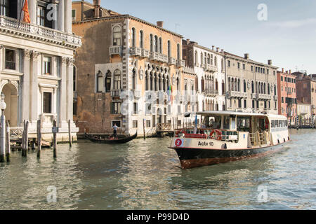 Europa, Italien, Veneto, Venedig. Sonnigen Tag. Wasserbus (Vaporetto) der Straßenbahn am Canale Grande (Canal Grande) in Venedig. Stockfoto