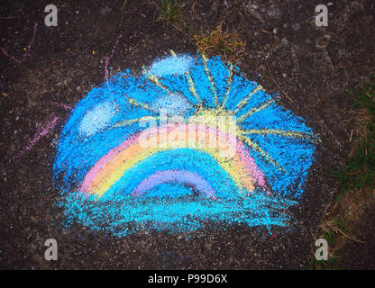 Regenbogen der farbige Kreide auf einem Bürgersteig Hintergrund, Ansicht von oben. Stockfoto