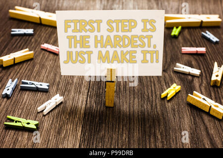 Text Zeichen zeigt erste Schritt ist der schwerste, aber mach es. Konzeptionelle Foto oben nicht auf endgültige Route Clothespin holding Weißbuch Hinweis mehrere cl geben Stockfoto
