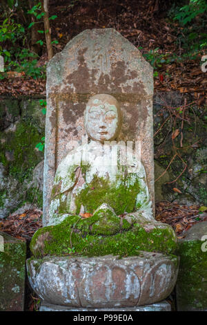 Alte Buddha Statue im Chion-in Tempel Friedhof, Kyoto, Japan Stockfoto