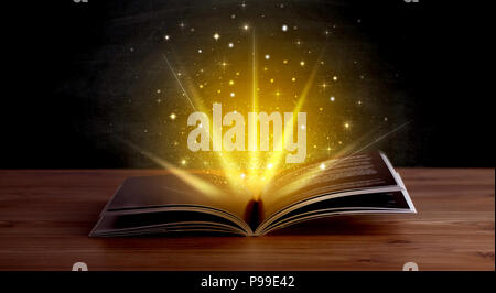Gelbe Leuchten und Funkeln aus einem offenen Buch Stockfoto