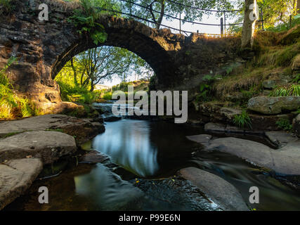 Schöne Brücke über den Stream von lumb Loch Wasserfall in der Nähe von Halifax, Calderdale Stockfoto