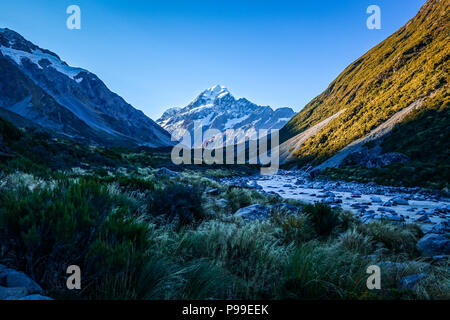 Glacial River bei Sonnenuntergang, Aoraki / Mount Cook, Neuseeland Stockfoto