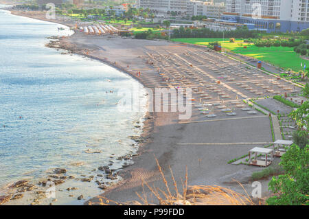 High point mit blauen Meer von mehreren Hotel Resort und am Strand von Stockfoto