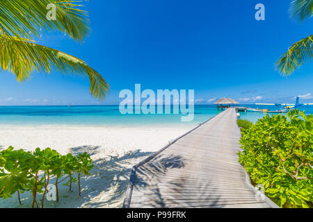 Malediven Insel, Luxus Water Villas Resort und hölzernen Pier. Schönen Himmel und Wolken und Strand Hintergrund für Sommer Urlaub und Reisen Stockfoto