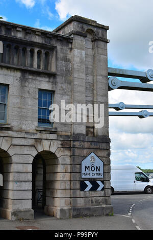 Südende der Menai Bridge überspannt die Menai Strait, Wales, Vereinigtes Königreich, Europa Stockfoto