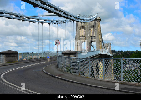 Südende der Menai Bridge überspannt die Menai Strait, Wales, Vereinigtes Königreich, Europa Stockfoto