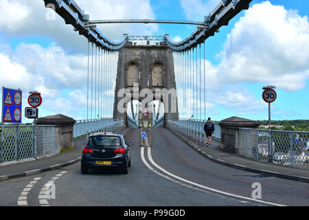 Südende der Menai Bridge überspannt die Menai Strait, Wales, Vereinigtes Königreich, Europa Stockfoto