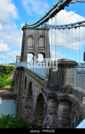 Südende der Menai Bridge überspannt die Menai Strait, Wales, Vereinigtes Königreich, Europa Stockfoto