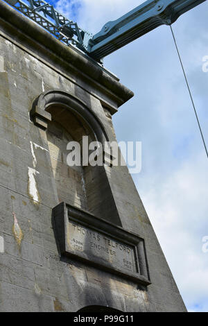 South Tower am Ende der Menai Bridge überspannt die Menai Strait, Wales, Vereinigtes Königreich, Europa Stockfoto