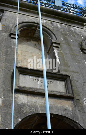 South Tower am Ende der Menai Bridge überspannt die Menai Strait, Wales, Vereinigtes Königreich, Europa Stockfoto